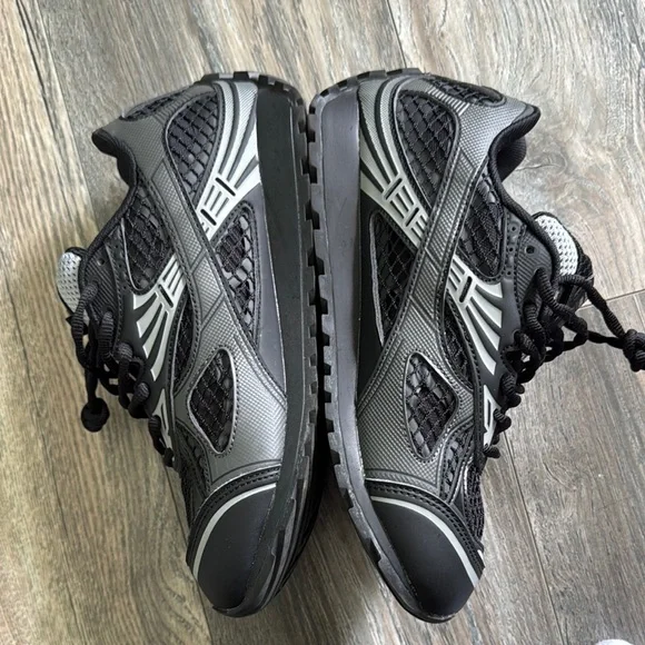 Bottega Veneta Black and Gray Sneakers Sleek Modern Design  display picture 2